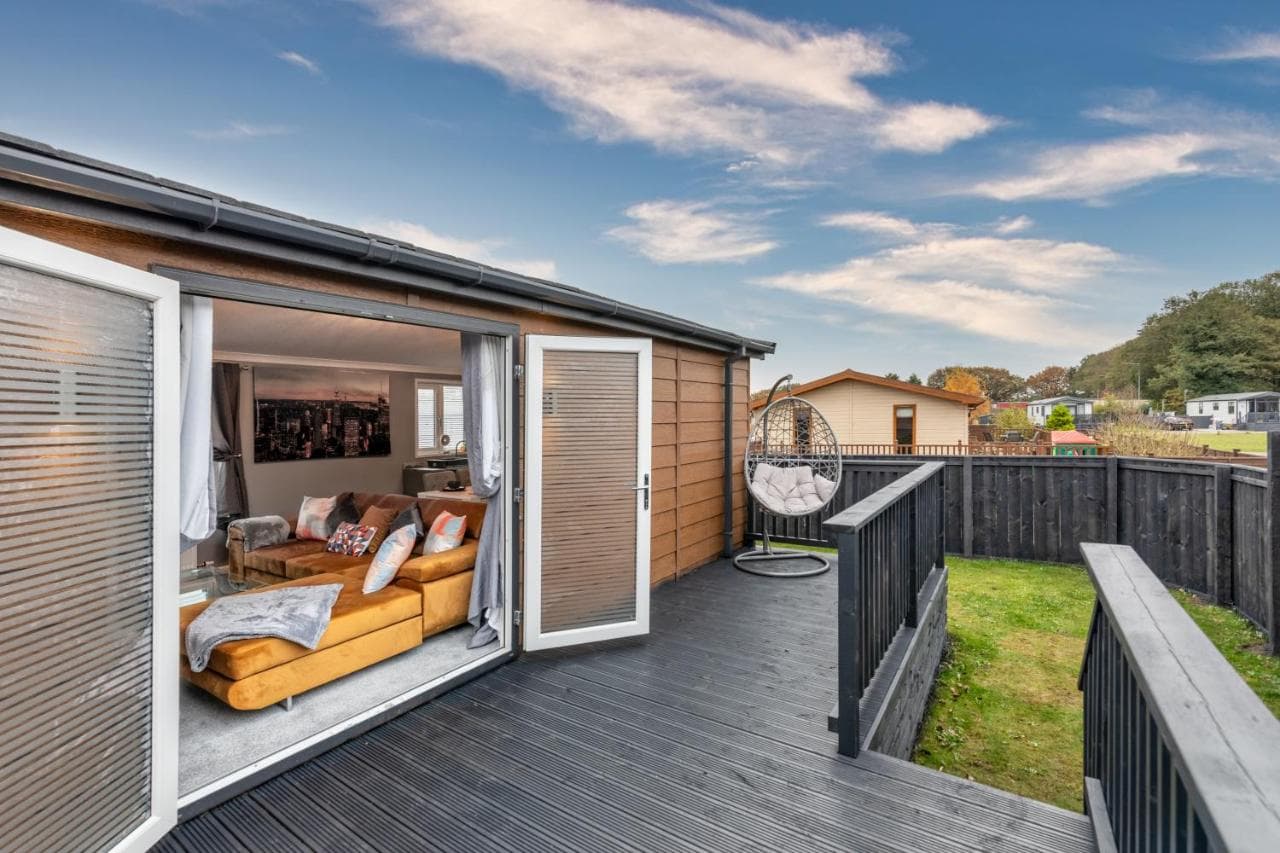 York Family Luxury Cabin with hot tub, York, Yorkshire