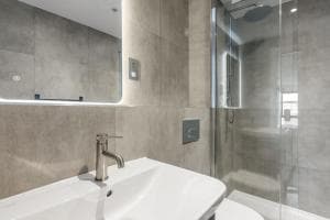 Modern 2 bed 2 bath apartment in the heart of York Image 2