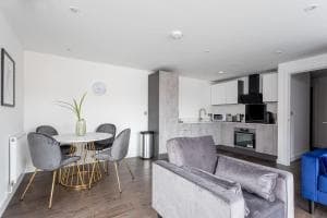 Modern and Stylish 2 Bedroom York Apartment Image 2