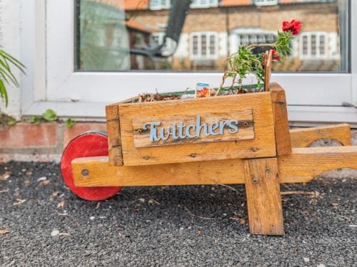 Twitchers' Den Image 3