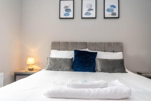 Superb Newly Extended House near Peak District, parking Image 3