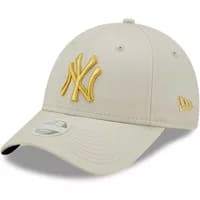 Beige 9forty cap with gold New York Yankees logo and adjustable strap by New Era.