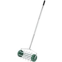 Draper GLAWDD lawn aerator with 450mm green spiked drum and long silver handle with black grip.