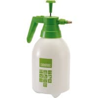 White Draper pressure sprayer, 2.5L, with green handle, nozzle, and pump, featuring a measurement scale and logo.