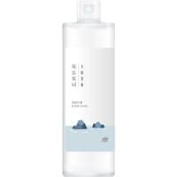 Clear Round Lab 1025 Dokdo Toner bottle, 500 ml, with minimalist label featuring blue islands and Korean text.