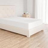 White Amazon Basics single fitted sheet, soft microfiber, 90 x 190 cm, on bed with 12-inch deep pocket.