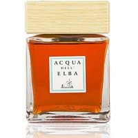 Square glass bottle with orange liquid, wooden cap, and Acqua dell'Elba label for spicy diffuser.