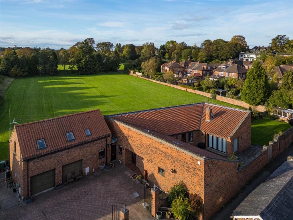 4 Bedroom House For Sale In 194a Mount Vale, York, Yo24