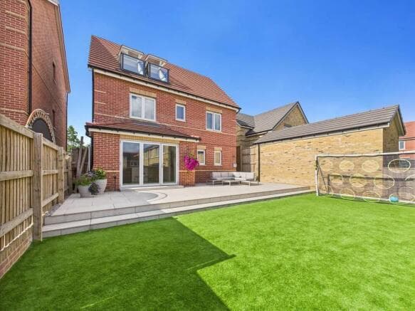 5 bed Detached for sale in castleford