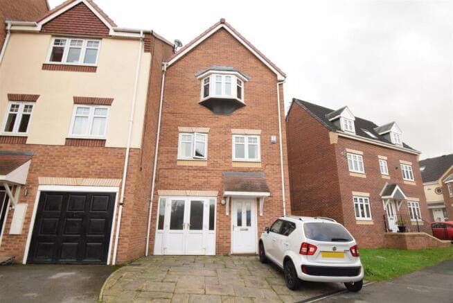 4 bed Town House to rent in castleford