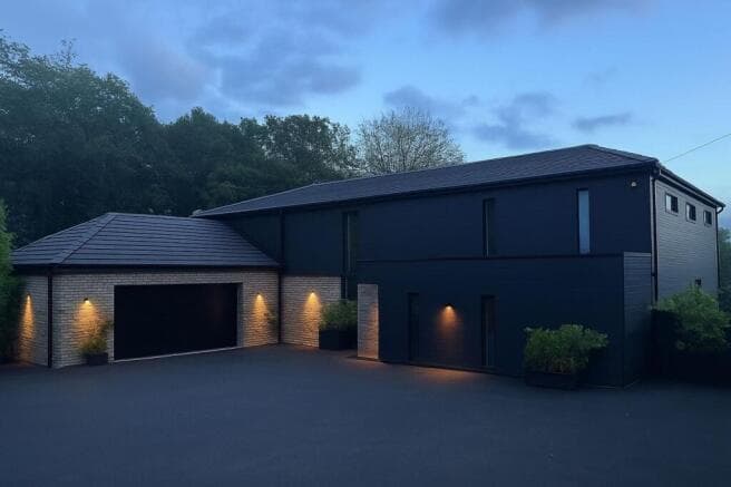 5 bed Detached for sale