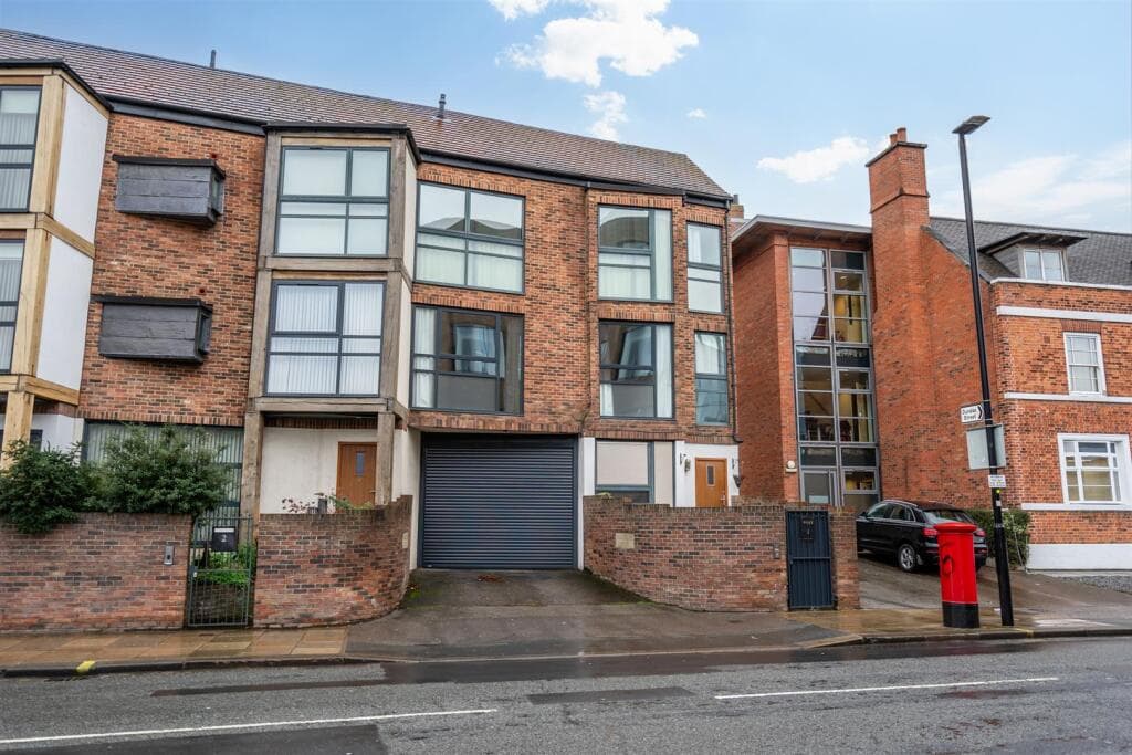 4 Bedroom End Of Terrace House For Rent In Peaseholme Court, The Stonebow, York, Yo1 7ad, Yo1