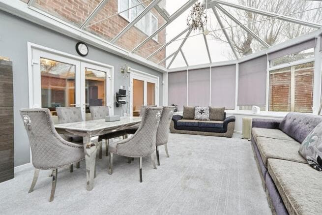 5 bed Detached for sale in pudsey