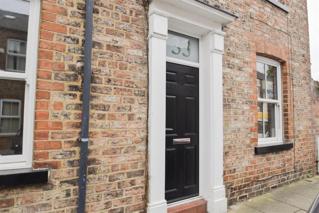 2 Bedroom End Of Terrace House For Rent In Ashville Street, York, Yo31