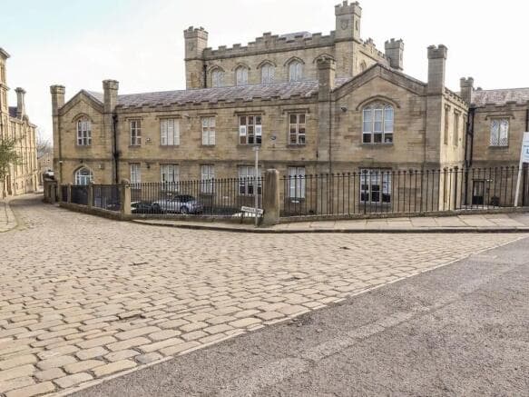 2 bed Penthouse to rent in huddersfield