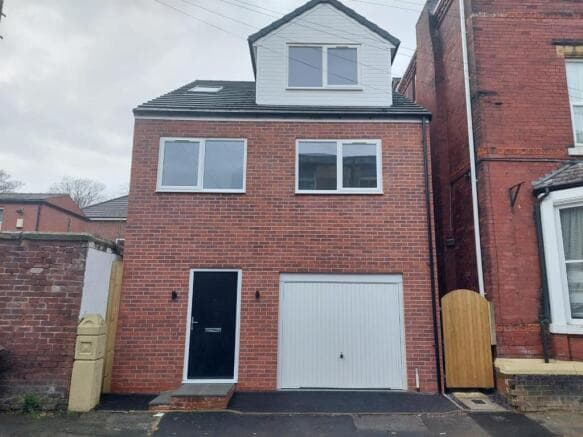 5 bed Detached to rent in wakefield