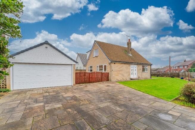 5 bed Detached Bungalow for sale in castleford