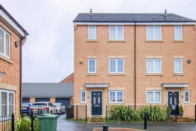 4 bed Town House to rent in wakefield