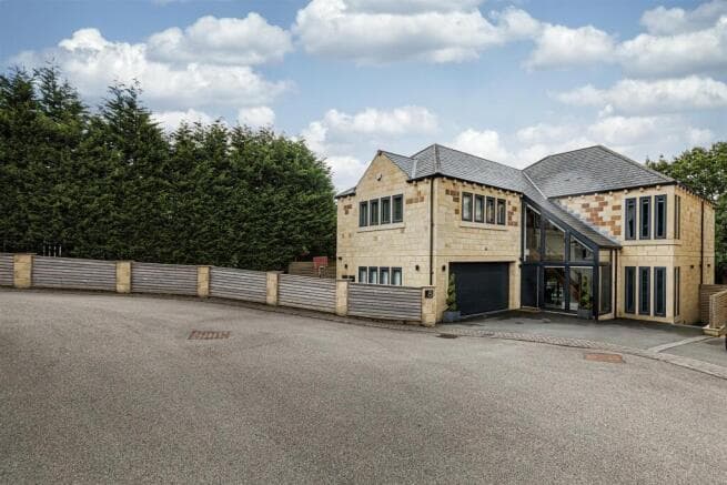 5 bed Detached for sale in bradford