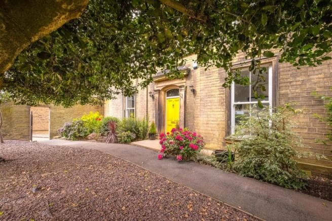 6 bed Detached for sale in brighouse