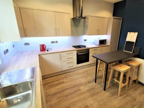 12 bed Detached to rent in leeds