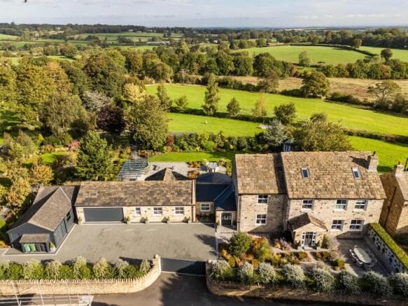 6 bed Detached for sale in leeds