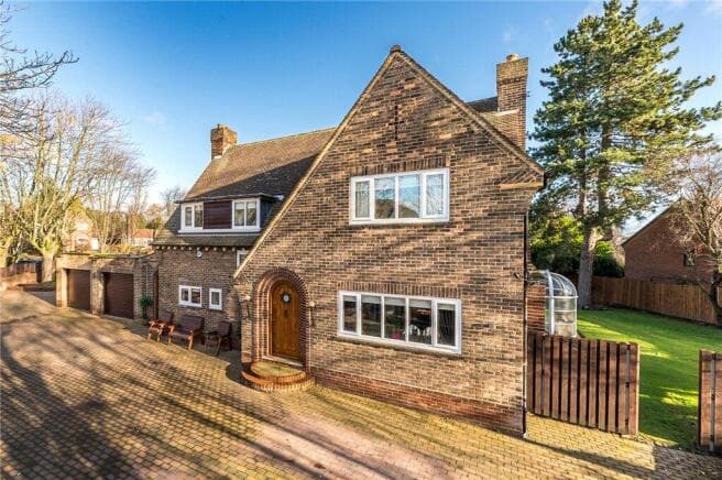 4 bed Detached for sale in wakefield