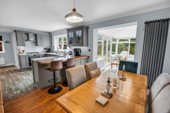 5 bed Detached for sale in castleford