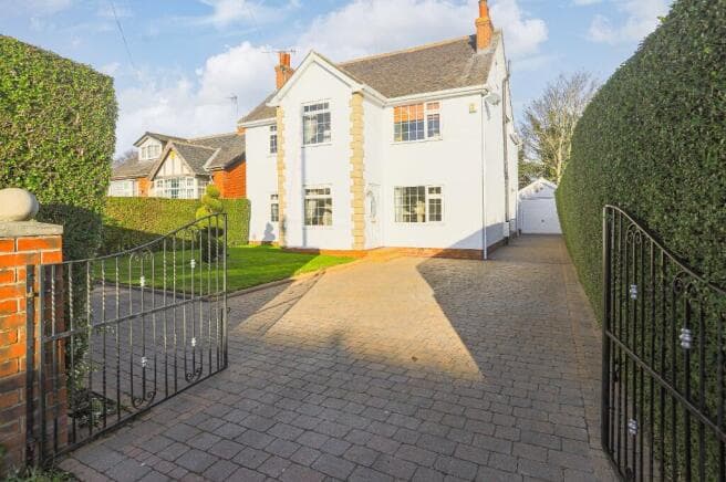 5 bed Detached for sale in castleford