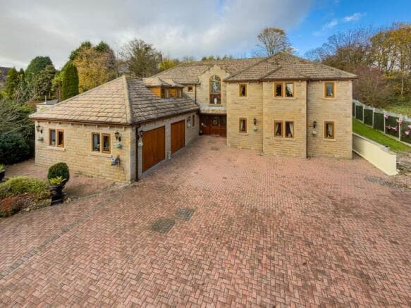 5 bed Detached for sale in batley