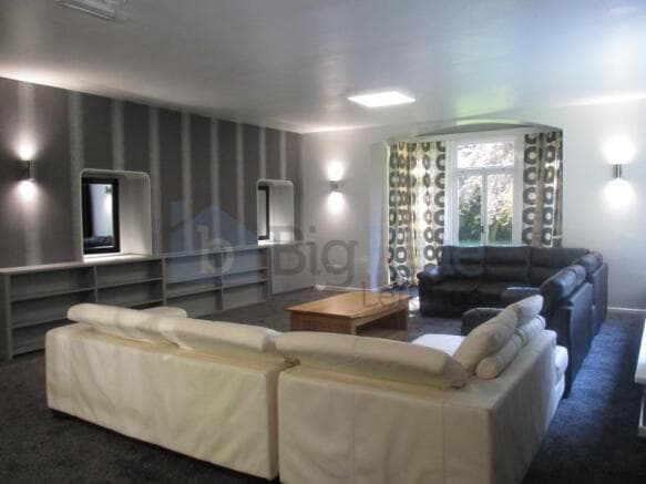 11 bed Detached to rent in leeds