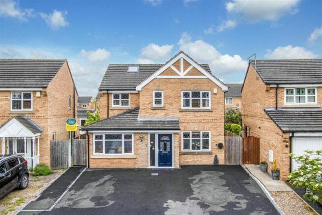 5 bed Detached for sale in castleford