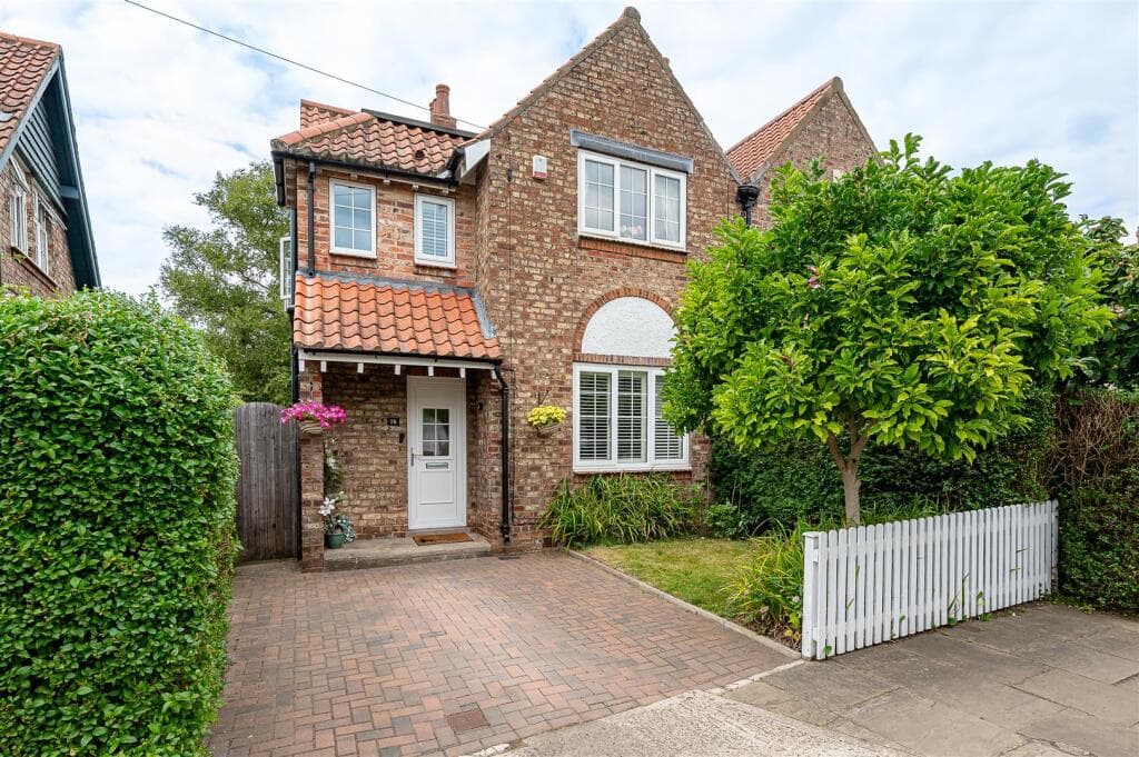 3 Bedroom Semi-Detached House For Sale In Moorgate, York, Yo24 4hr, Yo24