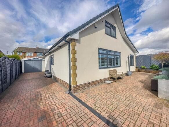 4 bed Detached for sale in batley