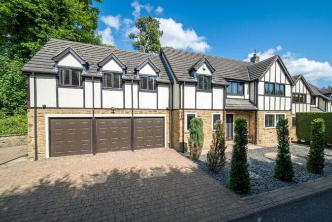 5 bed Detached for sale in bradford