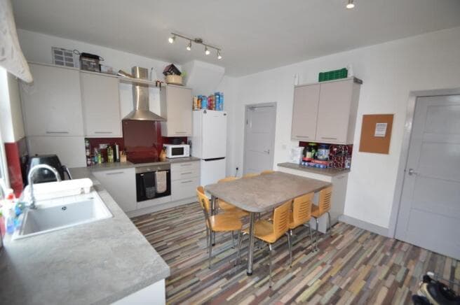 12 bed Terraced to rent in leeds