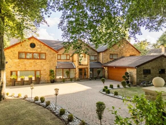 5 bed Detached for sale in leeds
