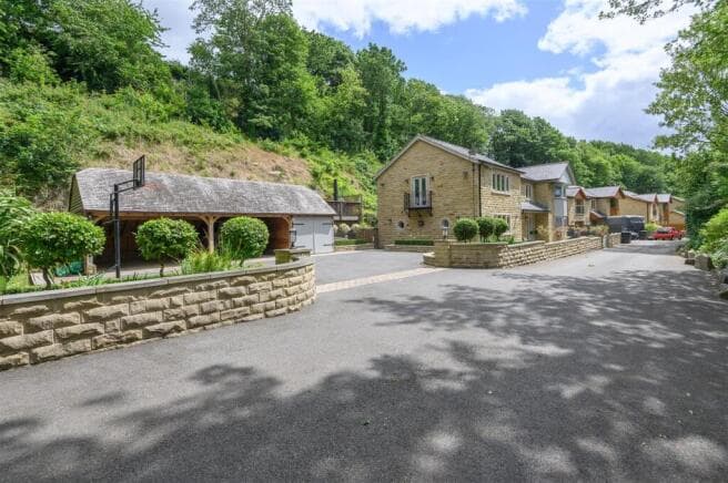 5 bed Detached for sale in brighouse