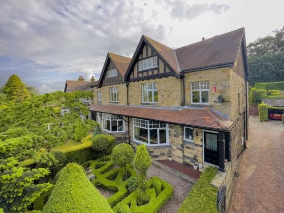 5 bed Semi-Detached for sale in batley