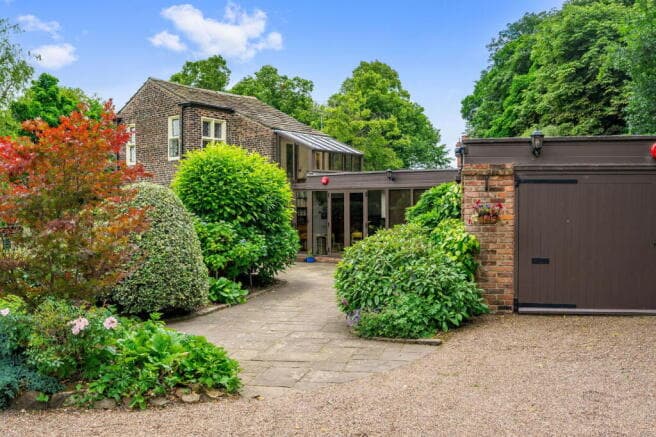 3 bed Detached for sale in batley