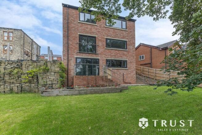5 bed Detached for sale in batley