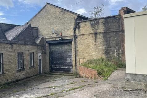 Light Industrial to rent in halifax