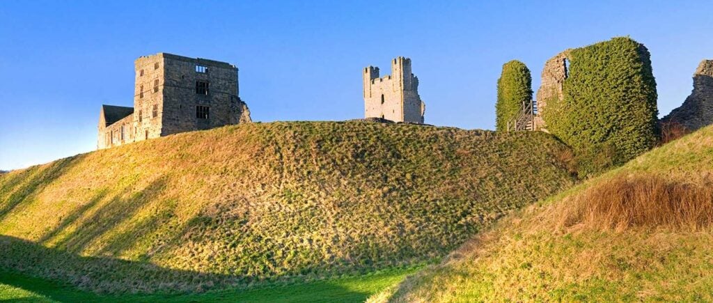 Image name Helmsley Castle the 3 image from the post Welcome to <span style="color:var(--global-color-8);">Y</span>orkshire in Yorkshire.com.