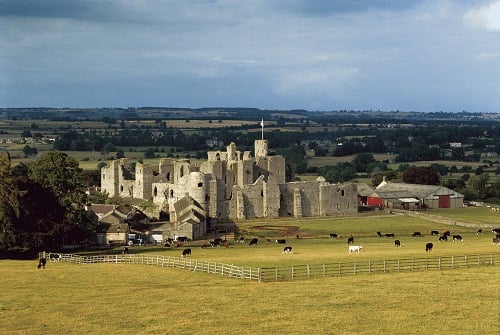 Image name Middleham Castle 3 the 4 image from the post Newsletter - Friday 4th August in Yorkshire.com.