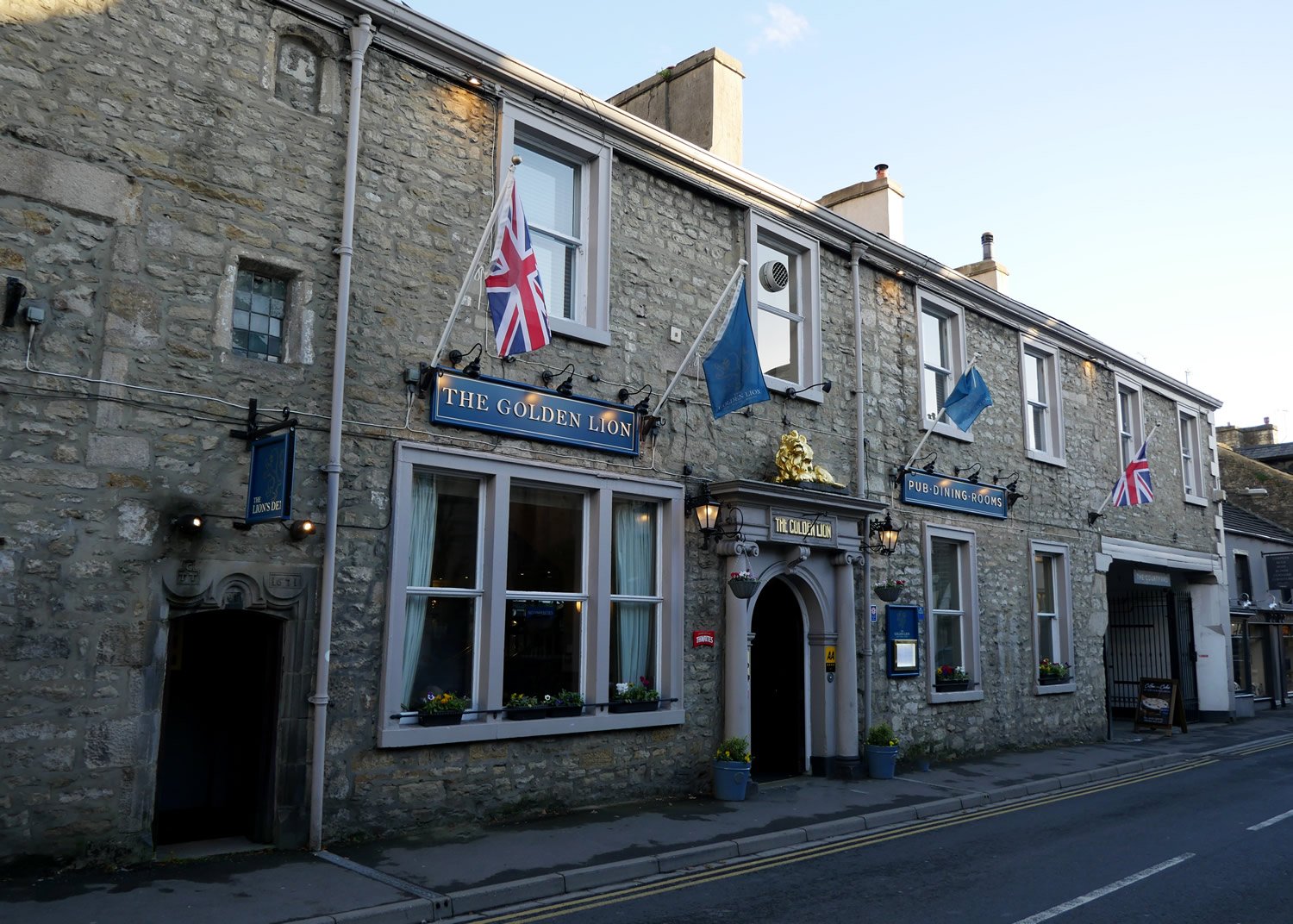 Image name The Golden Lion at Settle the 19 image from the post Walk: Settle (The Golden Lion) in Yorkshire.com.
