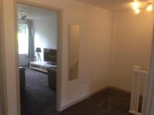 The Beeches 2 - Serviced Duplex Apartment image two
