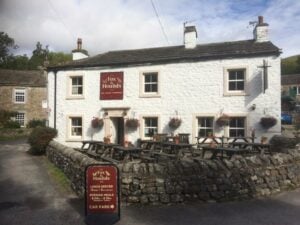 Picture of Fox and hounds starbotton