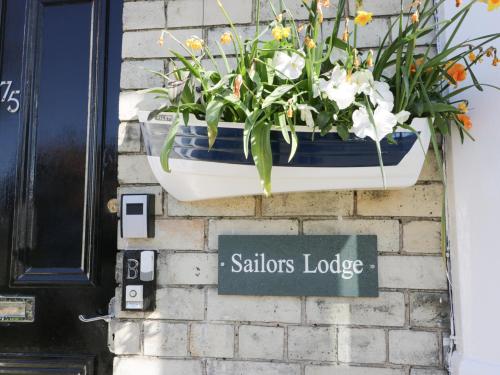 Sailors Lodge image three
