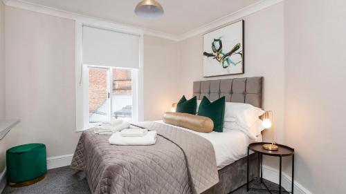 Stylish and most central 2 bed City Centre Apartment image three