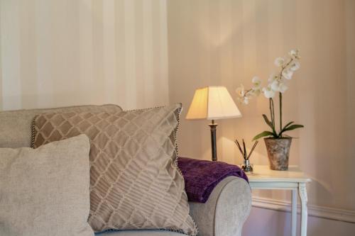 Swan View Apartment, Central Harrogate - 1 bedroom Sleeps 3 image three